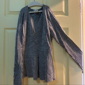 Long sleeve black and white top